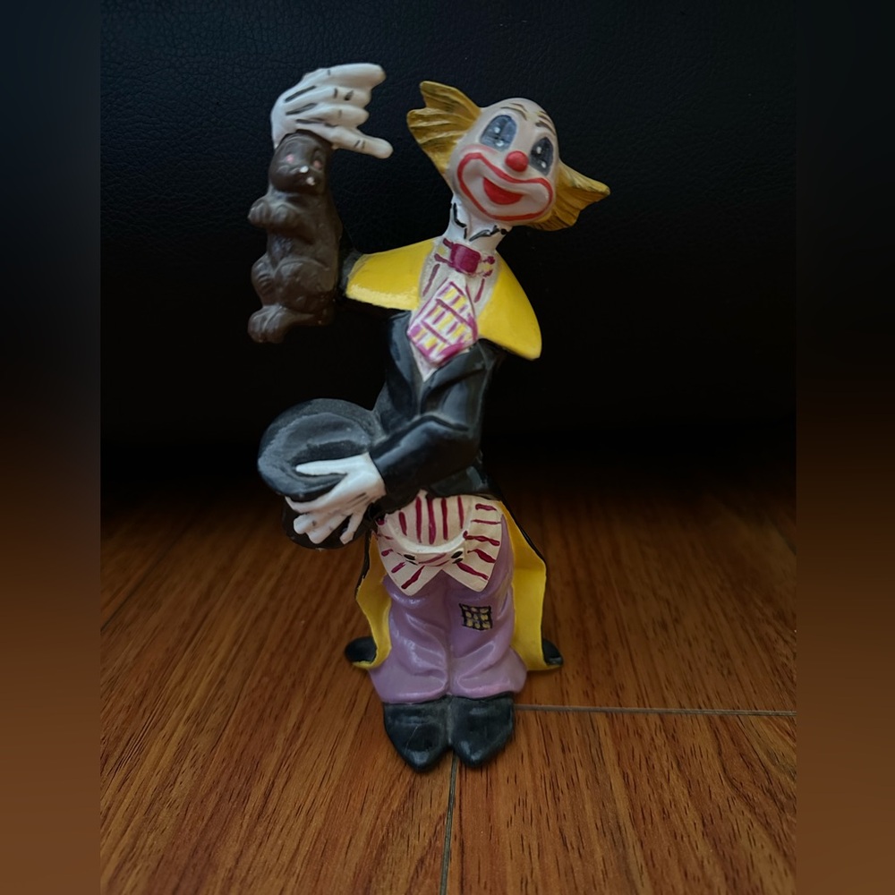 Q2- Figurines/Knick Knacks Magic Clown Figurine
